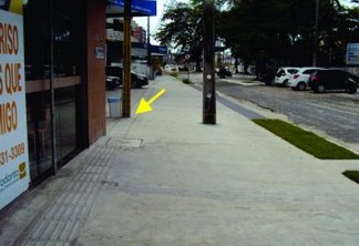 ACESSIBILIDADE: Poste interrompe trajeto de piso tátil na Avenida Epitácio Pessoa e Defensoria recomenda à PMJP que revise obra