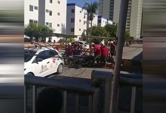 Poste cai sobre trabalhadores em João Pessoa e grupo tenta resgatar vítimas -VEJA VÍDEO
