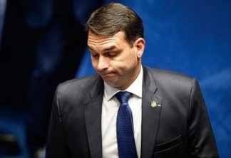 Assessoras repassaram salários a advogado de Flávio Bolsonaro nas eleições 2018