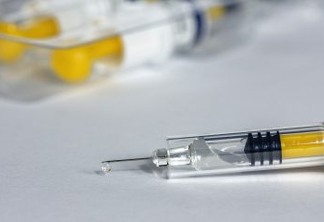 Estudo de vacina de Oxford é pausado após 'efeito adverso grave' em paciente, diz site