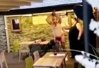 Dominatrix é expulsa de bar por amarrar e açoitar mulher na frente de clientes