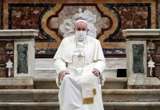 Papa usa máscara pela primeira vez em público após caso de covid em residência oficial