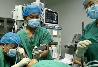 Médicos removem parasita gigante da cabeça de criança