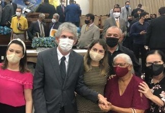 NOVOS TEMPOS: Ricardo Coutinho e esposa marcam presença em culto da Assembleia de Deus - VEJA VÍDEO