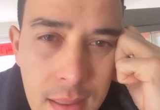 Thiago Salvático chora após receber imagem da lápide de Gugu