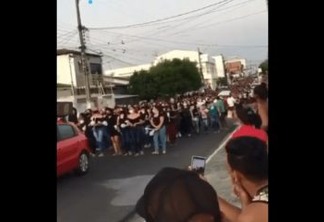 Multidão acompanha cortejo fúnebre do corpo de estudante morta em Boqueirão - VEJA VÍDEO