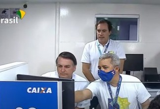 VEM PRA CAIXA VOCÊ TAMBÉM: Bolsonaro vira "atendente" em agência-barco no Pará - VEJA VÍDEO