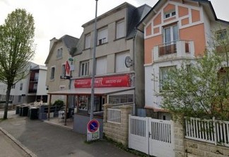 Bar e lotérica na cidade de Brest, na França, onde quatro mendigos ganharam um prêmio de 50 mil euros — Foto: Reprodução/Google