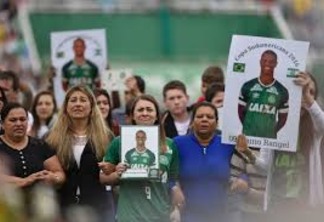 Famílias vítimas do voo da Chapecoense cobram compromisso assumido pelo clube 