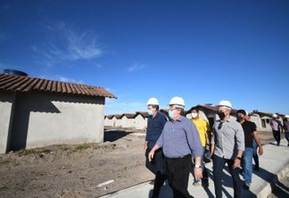 João Azevêdo visita às obras de construção de 500 unidades habitacionais em Santa Rita