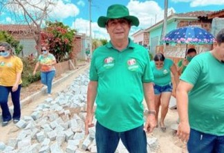 “Enquanto os outros falam, a gente trabalha” sentencia prefeito de Sapé ao visitar mais uma obra de pavimentação no município