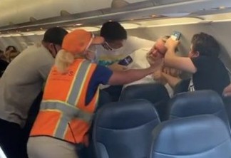 Passageiro se recusa a usar máscara e causa briga em voo - VEJA VÍDEO