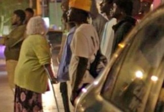 Documentário exibe idosas britânicas fazendo 'turismo sexual' em Gâmbia