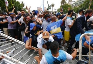 Velório de Maradona é marcado por cânticos e aglomerações, em Buenos Aires