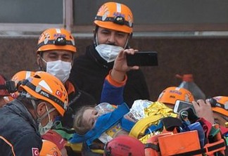 Menina de quatro anos é resgatada de escombros quatro dias depois de terremoto