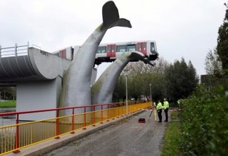 Escultura batizada de 'Salvo por um rabo de baleia' salva trem na Holanda - VEJA VÍDEO