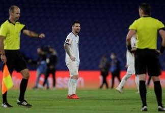 Messi se irrita com árbitro brasileiro: "Errou 2 vezes"