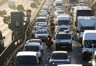 Reino Unido proibirá carros a gasolina até 2030 visando zerar emissões