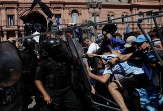 Velório de Maradona na Casa Rosada tem tumultos e intervenção da tropa de choque