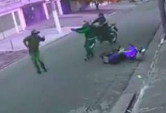 Policial de moto reage a assalto, atira e acerta um bandido