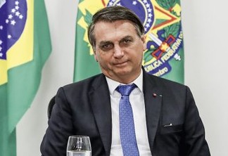 Bolsonaro diz que liberdade do povo deve "passar" por militares