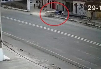 Homem é arremessado de moto ao tentar empinar veículo - VEJA VÍDEO