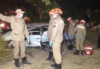 Jovem morre ao perder controle do carro e derrubar árvores em João Pessoa