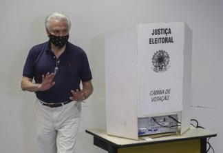 Ex-presidente Temer é o primeiro a votar em seção eleitoral em SP