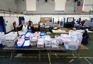 Funcionários eleitorais do condado de Chester, na Pensilvânia, processam as cédulas enviadas pelo correio em West Chester nesta quarta-feira (4) — Foto: Matt Slocum/AP