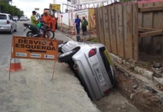 Carro cai em vala de obras em avenida de João Pessoa