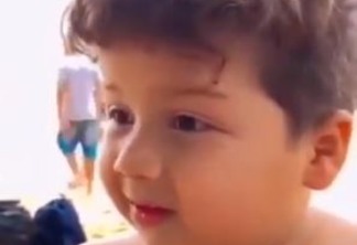 Criança viraliza na internet ao confundir areia da praia com farofa - VEJA VÍDEO