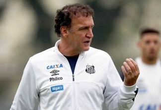 Cuca, técnico do Santos, testa positivo para covid-19 e é internado em São Paulo