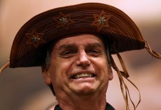 Bolsonaro em ato de campanha com chapéu típico nordestino