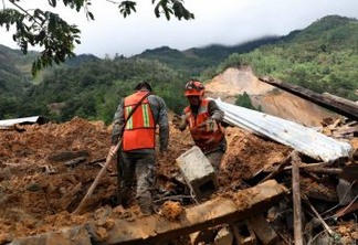 Mulher perde 22 familiares após deslizamento de terras em aldeia na Guatemala