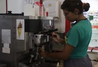 Oportunidade de emprego: franquia de fast food abre 15 vagas para atendente, em João Pessoa e Campina Grande