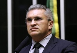 Julian Lemos diz não ser mais o "candidato de Bolsonaro" e deixa em aberto apoio a João Azevêdo: "Terei o maior prazer em ajudar"