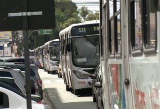 Passageiros reclamam de atraso e lotação no transporte público em João Pessoa