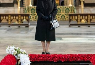 Rainha Elizabeth II faz primeira aparição pública usando máscara facial