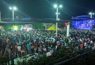 COMEMORANDO A VITÓRIA: prefeito paraibano promove show em praça pública e causa aglomeração