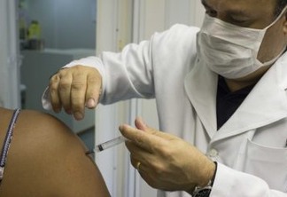 COVID-19: Ministério da Saúde afirma que vacina não deve ser oferecida para toda a população em 2021