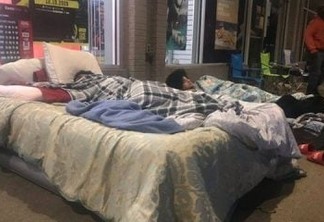 Consumidores levam camas para fila de loja à espera da abertura da Black Friday