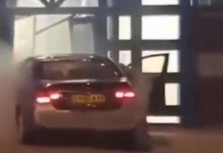 Homem joga carro contra delegacia após ser multado por violação da quarentena da Covid-19 - VEJA VÍDEO