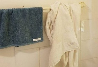 Mulher viraliza ao postar foto de como ela e o marido deixam toalhas no banheiro