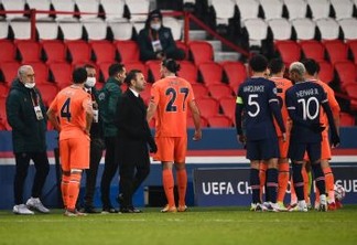 HISTÓRICO! Jogadores do PSG e Istanbul Basaksehir deixam campo após 4° árbitro ser acusado de racismo - VEJA VÍDEO