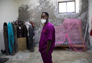 Mahad Yusuf Kahlye, que trabalha turnos de 12 horas cuidando dos tanques de oxigênio em um hospital em Mogadício, na Somália - Samantha Reinders - 20.nov.20/NYT