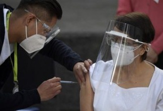 Enfermeira mexicana é a primeira vacinada contra covid-19 na América Latina; VEJA VÍDEO