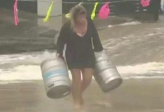 Mulher entra em mar bravo para salvar barris de cerveja - VEJA VÍDEO