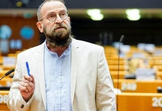 Flagrado em orgia com 25 homens, eurodeputado de extrema-direita renuncia