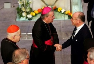 Ex-núncio do Vaticano na França é condenado à prisão por agressões sexuais