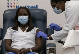 Enfermeira de NY é a 1ª a tomar vacina contra Covid-19 nos EUA